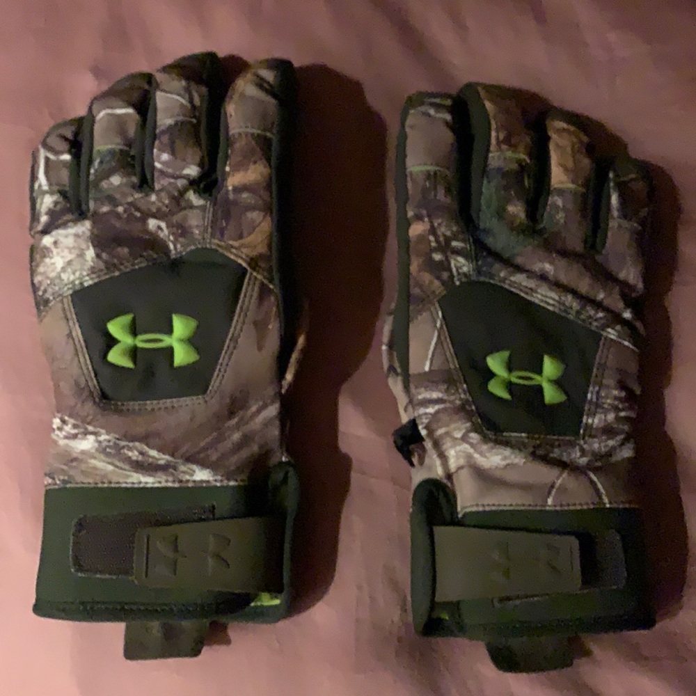 Under Armour real tree extra scent control cold gear gloves. Gloves